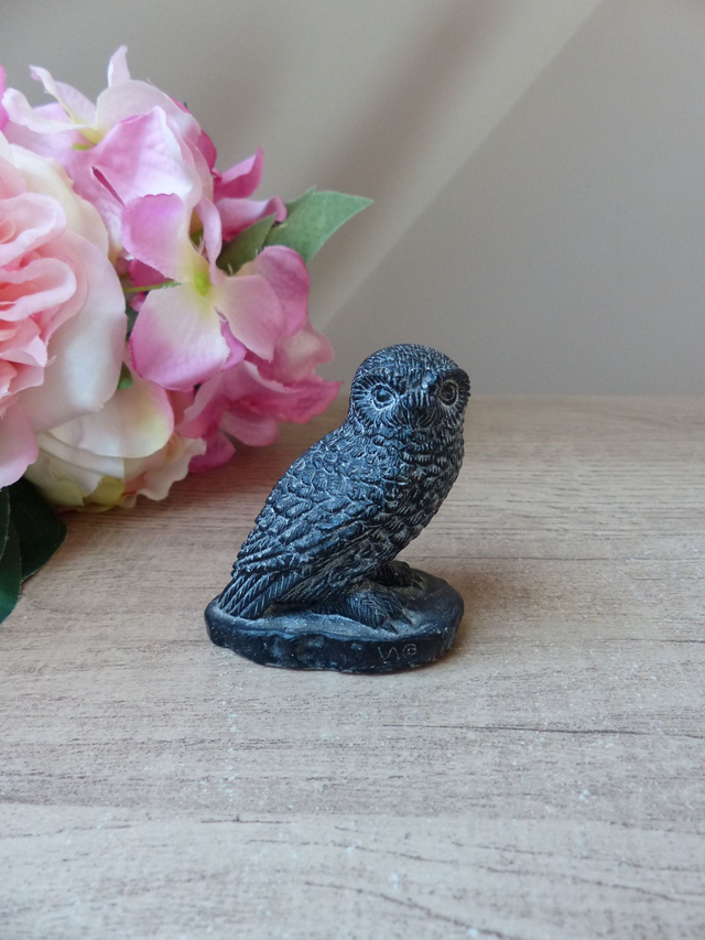 Sculpture Miniature Chouette Noire en Résine – Figurine Vintage du Canada – Objet de Collection pour Amoureux des Oiseaux - Décoration