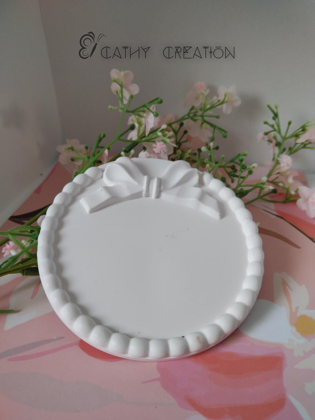 Vide poche fourni avec 2 couleurs et un pinceau 