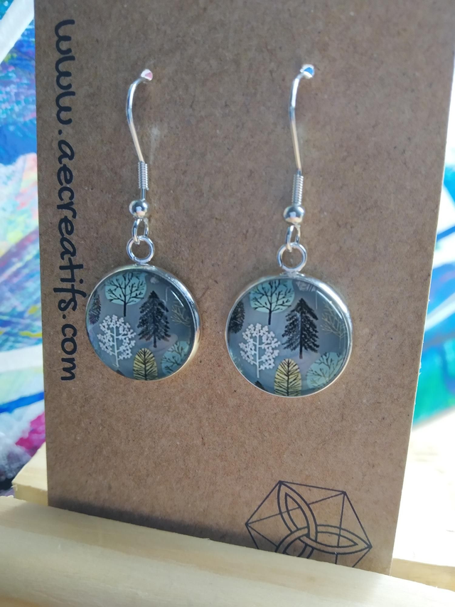 Boucles d&#039;oreilles cabochons arbre gris 