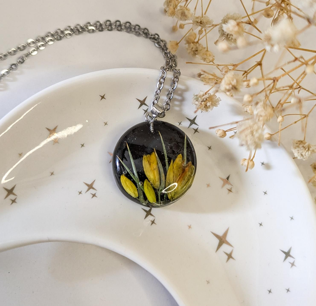 Colgante de resina de flor de toxo 