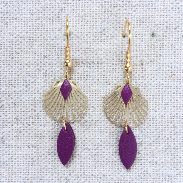 Boucles d’oreilles « Musette » dorées, cuir couleur lilas