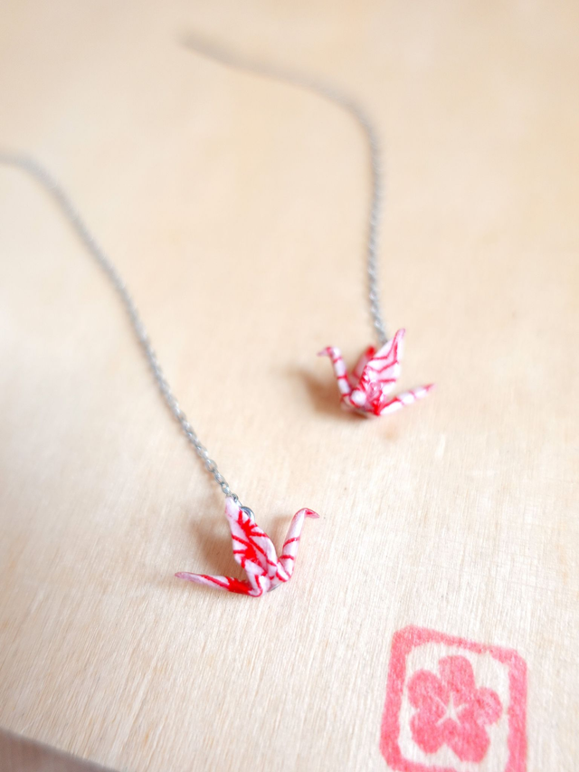 Boucles d&#039;oreilles origami grues, oiseaux / INOX / Papier japonais washi / Rouge, blanc, argent / Chaîne traversante /