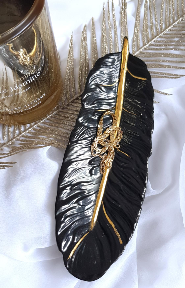 Trinket feather- Black with gold lines