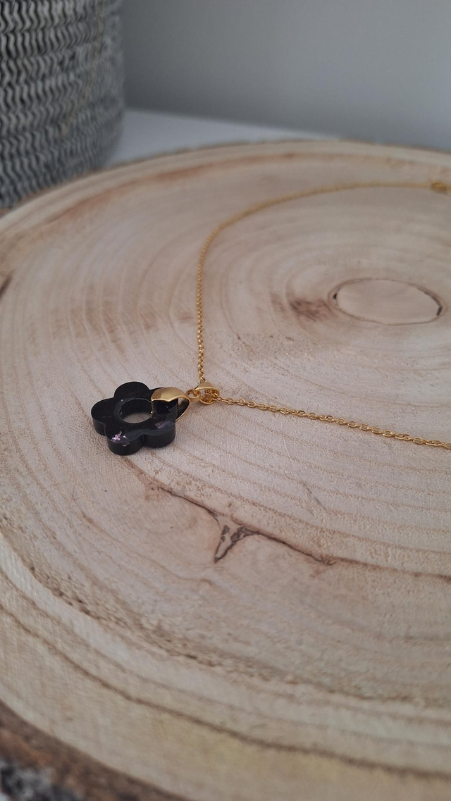 Collier doré fleur noir/feuille rose
