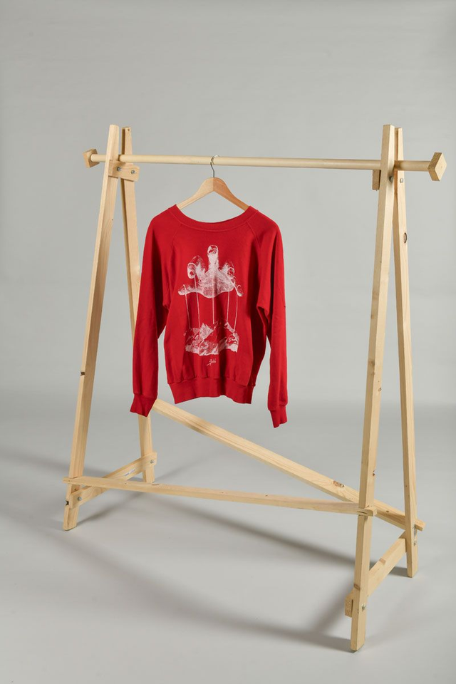 Sweat rouge action seconde main sérigraphié – Œuvre montagne pantin - made in USA