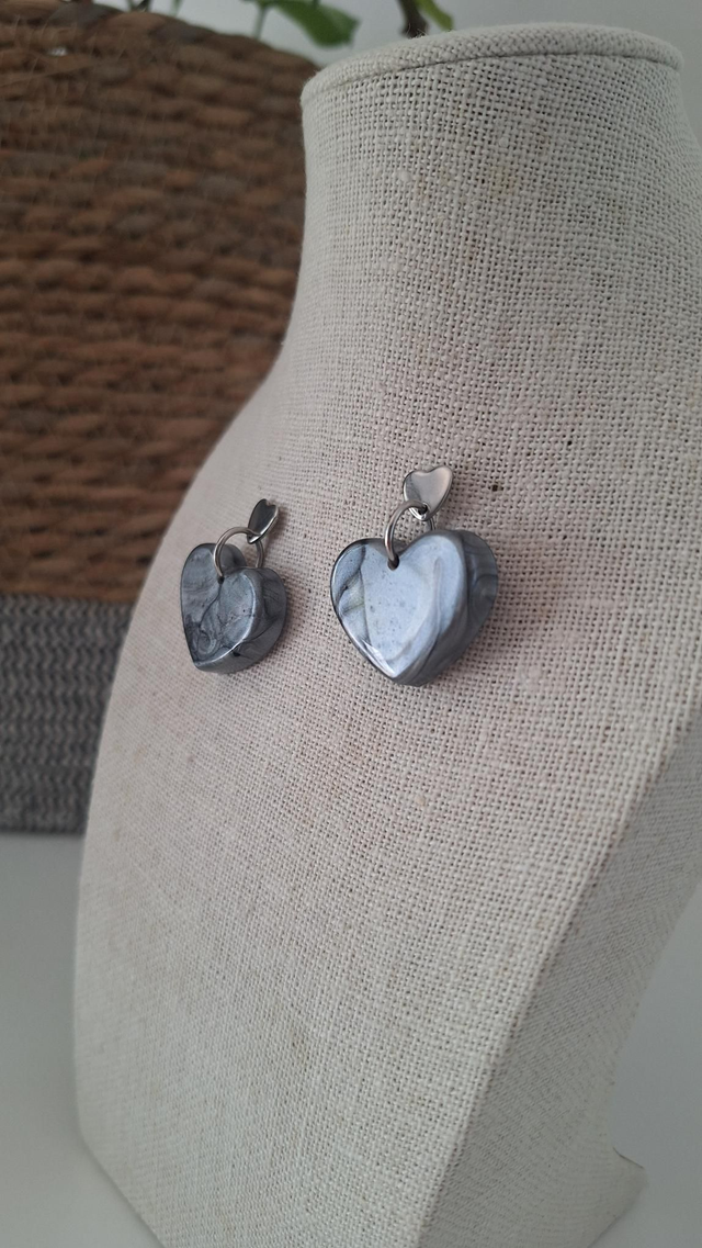 Boucles oreilles coeur gris métallisé 