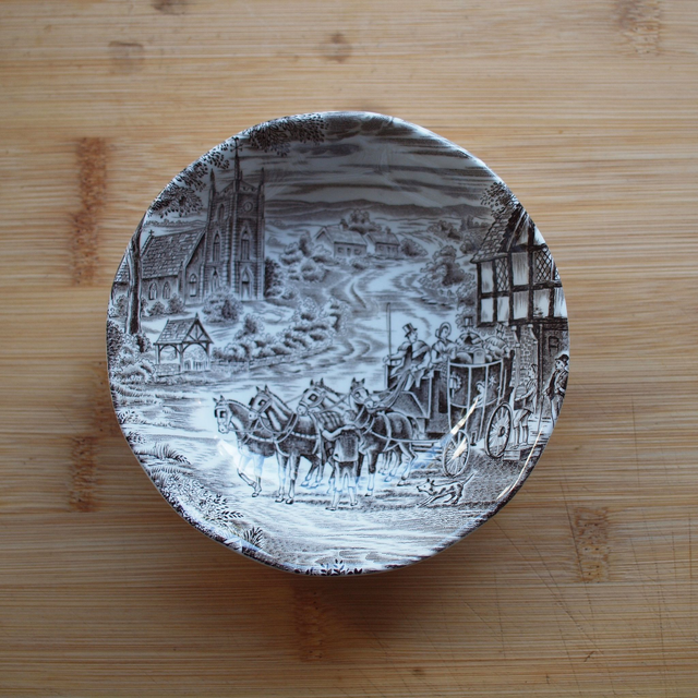 Enoch Wedgwood | Schaaltje (diameter 13 cm | hoogte 3 cm) ‘Dickens Coaching Days’ motief in grijze kleur | Vintage