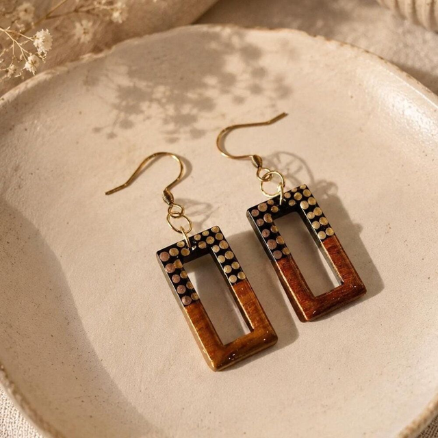 Boucles d’oreilles rectangulaires en bois – Gris rosé métallisé peint à la main