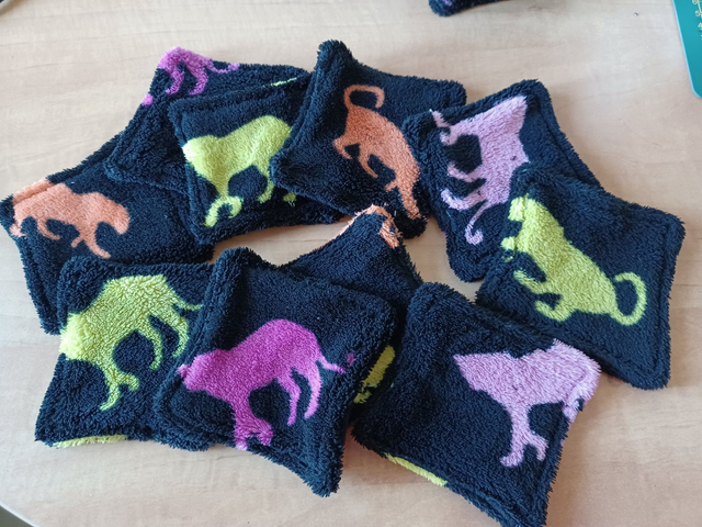 Carré noir guépard coloré