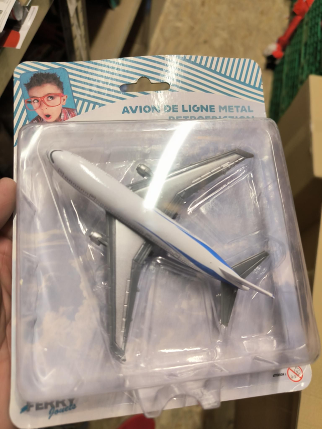 AVION DE LIGNE MÉTAL RÉTROGRADATION 