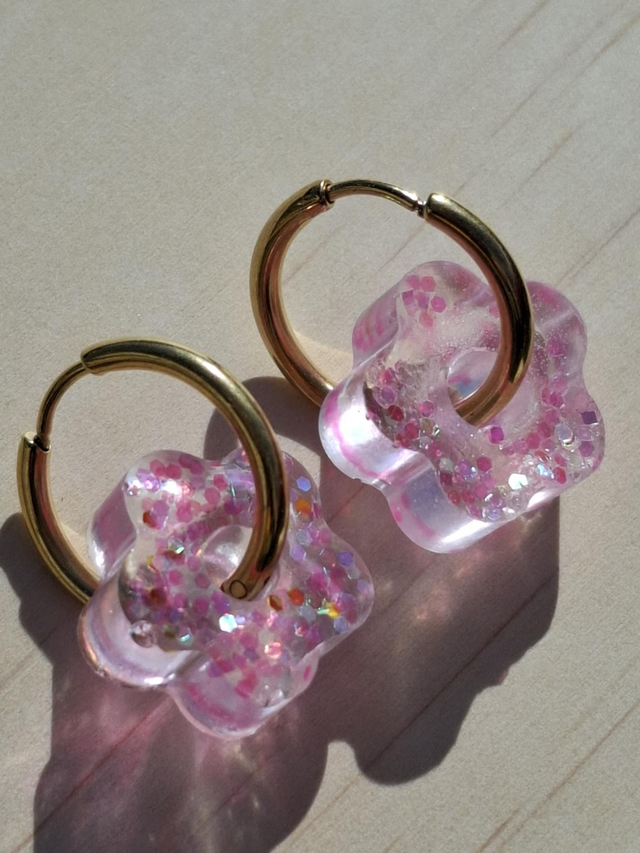 Créoles fleurs pailletées rose