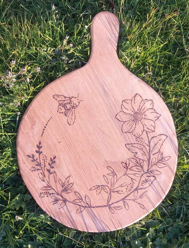 Planche ronde avec poignée "Fleur - Abeille"