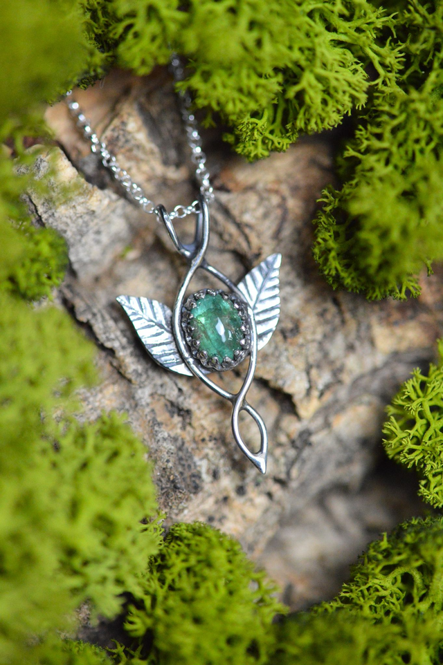 Pendentif Elfique - "Lueur" Emeraude