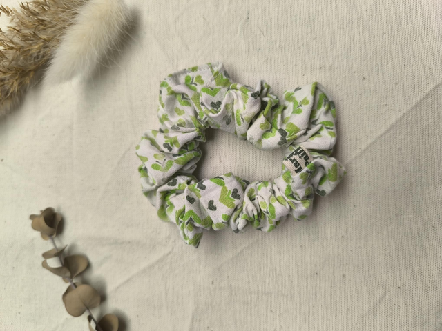 Chouchou upcyclé à motifs verts