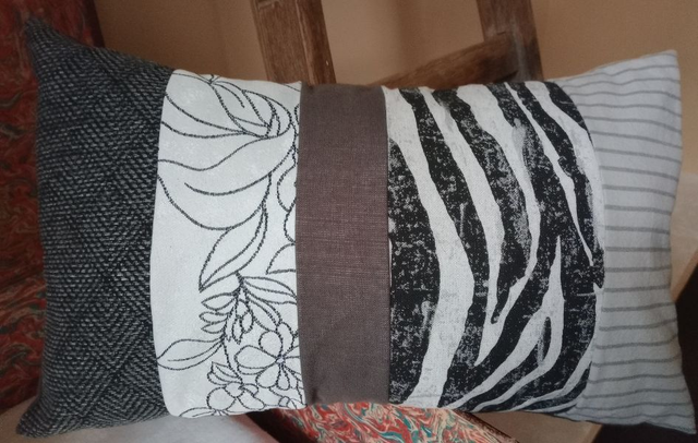 Housse de coussin long fait main harmonie de gris, blanc et noir 50X30