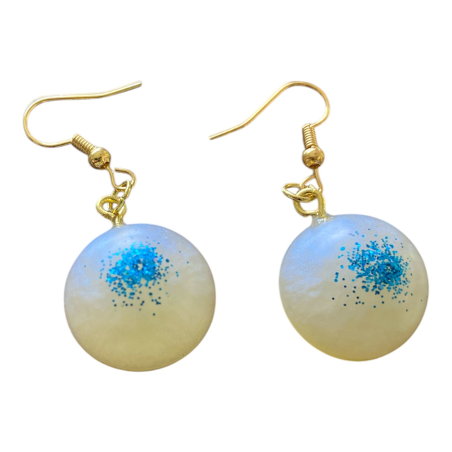 Boucle d'oreilles blanche nacrées et pailletées de bleu
