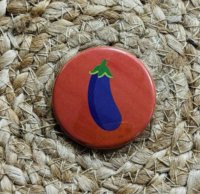 Badge &quot;pour les meufs&quot; emoji aubergine