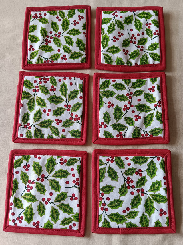 Set of 6 coaster mats holly &amp; berries cotton fabric with plain red reverse