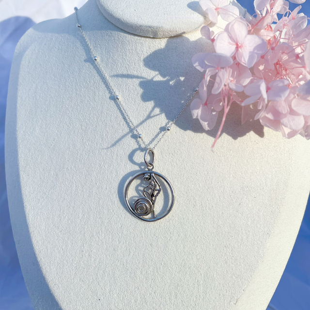 Pendentif feuille et fleurs stylisées