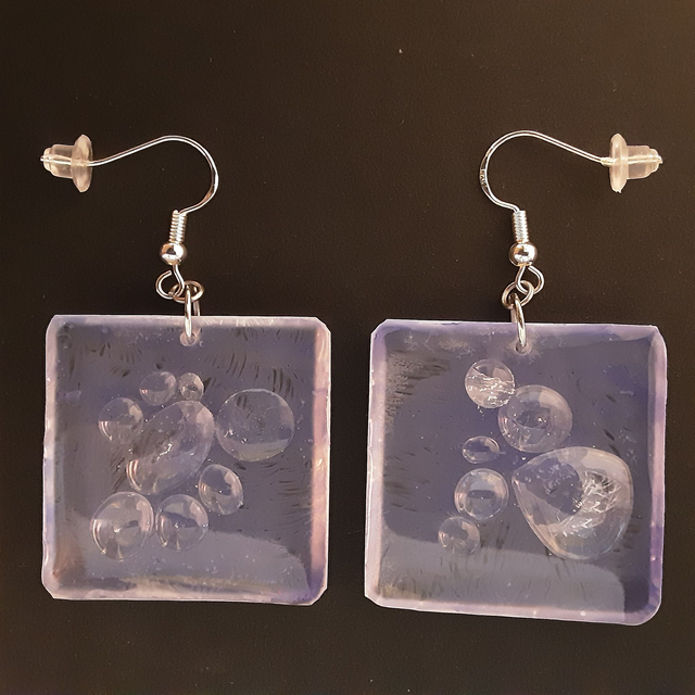 Boucle d’oreille carrée fond bleu ciel moutonneux et gouttes