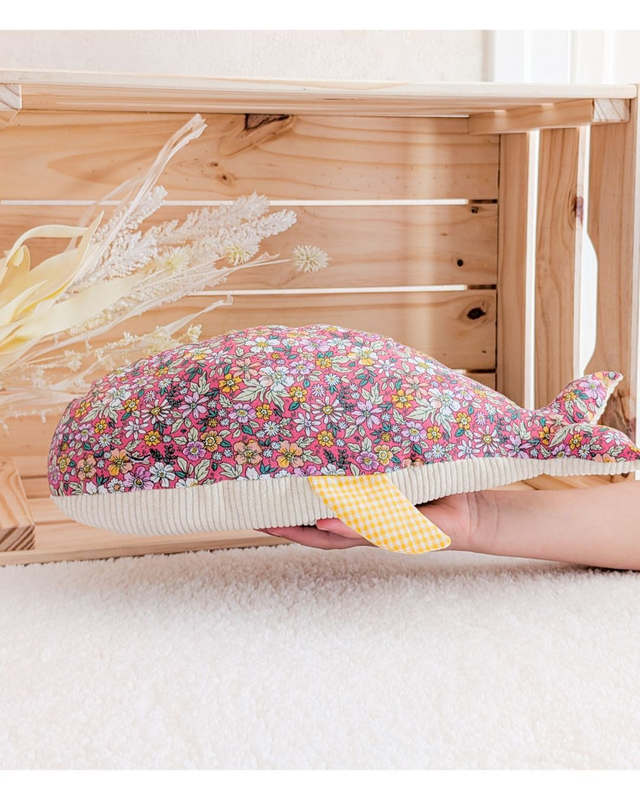 Madeleine la baleine – Peluche bébé faite main en France – Coton moutarde OEKO-TEX®