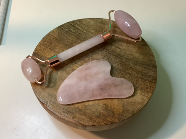 Coffret massage visage Gua Sha + Roller  quartz rose 