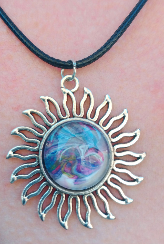 Pendentif soleil cabochon peint