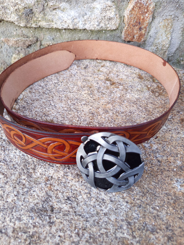 Ceinture viking en cuir avec boucle entrelacé