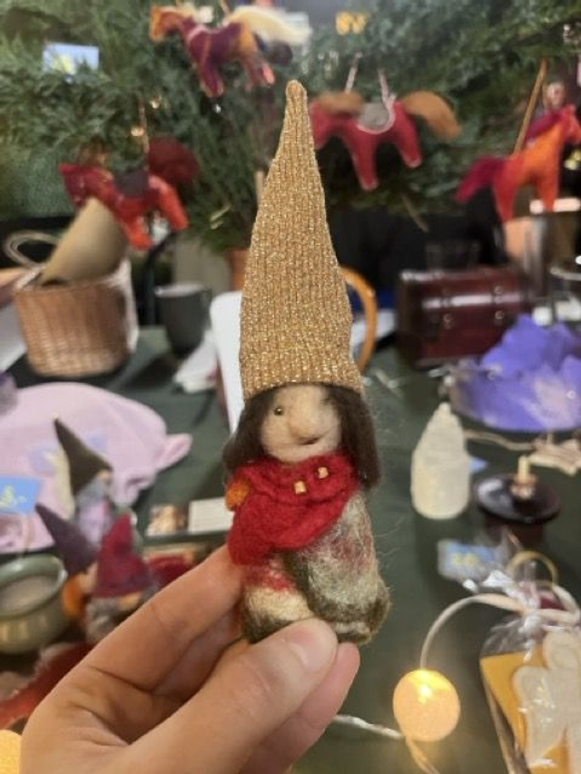 Nykštukė su aukso kepure