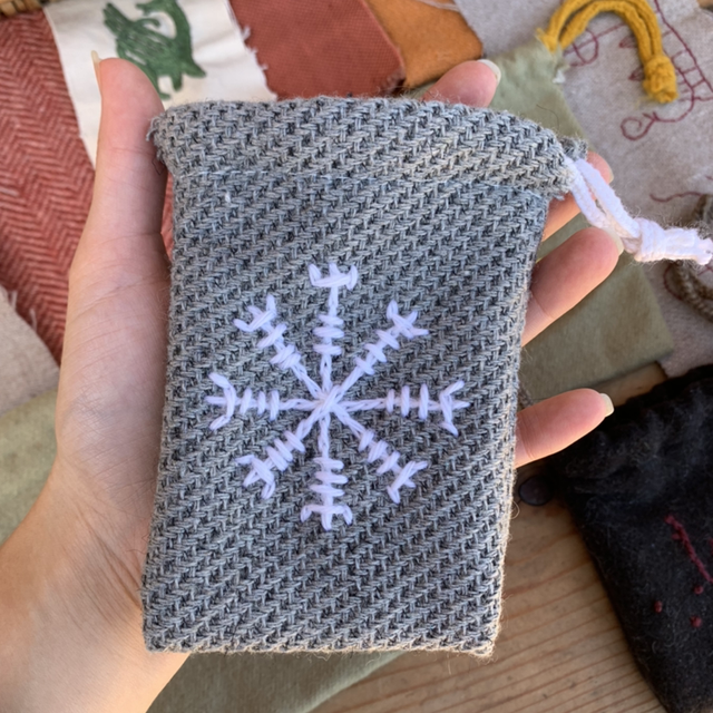 Pochette brodée scandinave - Aegishjalmur