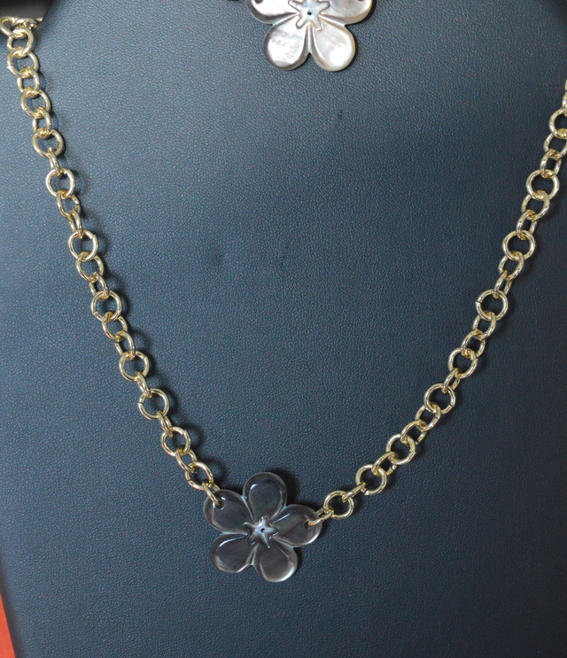 Collier grosse maille dorée acier inoxydable 46 cm - fleur hibiscus 3 cm
