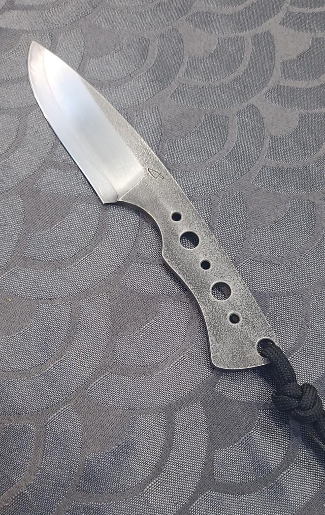 Couteau neck squelette sandinox 