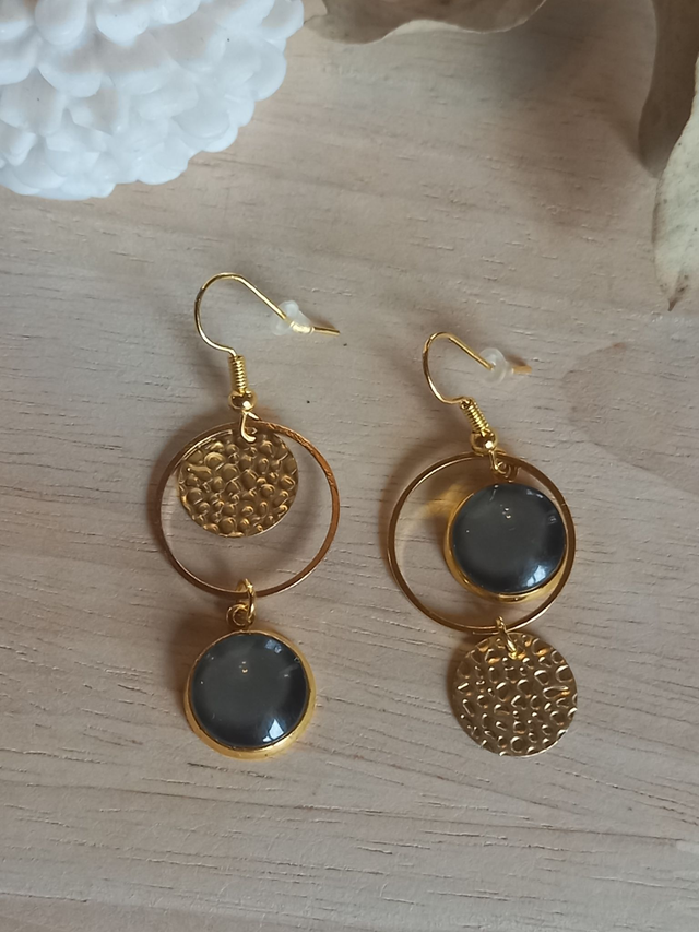 Boucles d&#039;oreilles asymétriques - cabochon noir-gris foncé / disque texture / cercle doré