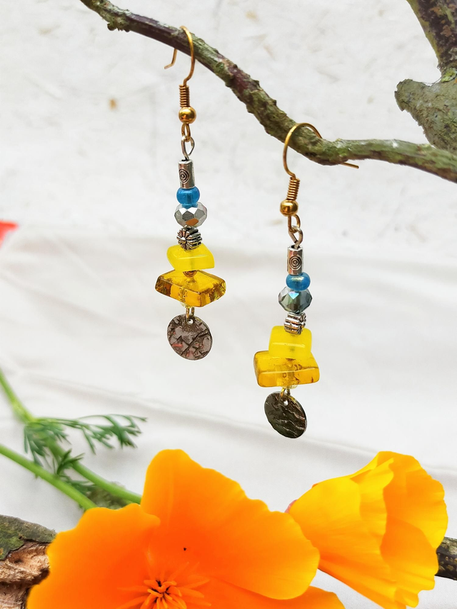 Boucles d&#039;oreilles en verre jaune d&#039;or. 