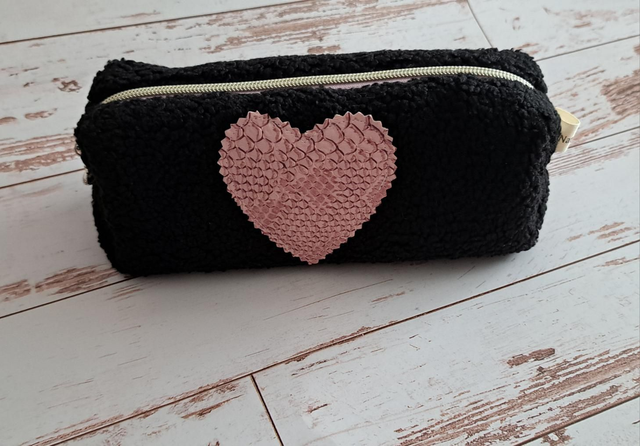 Trousse moumoute noire à cœur rose