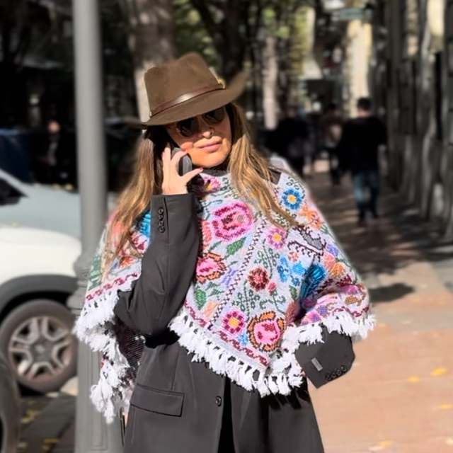 Z Poncho bordado