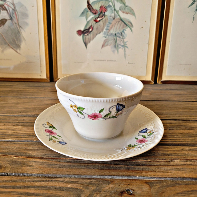 Saucière Tognana en porcelaine d'Italie, motifs en relief et fleurs