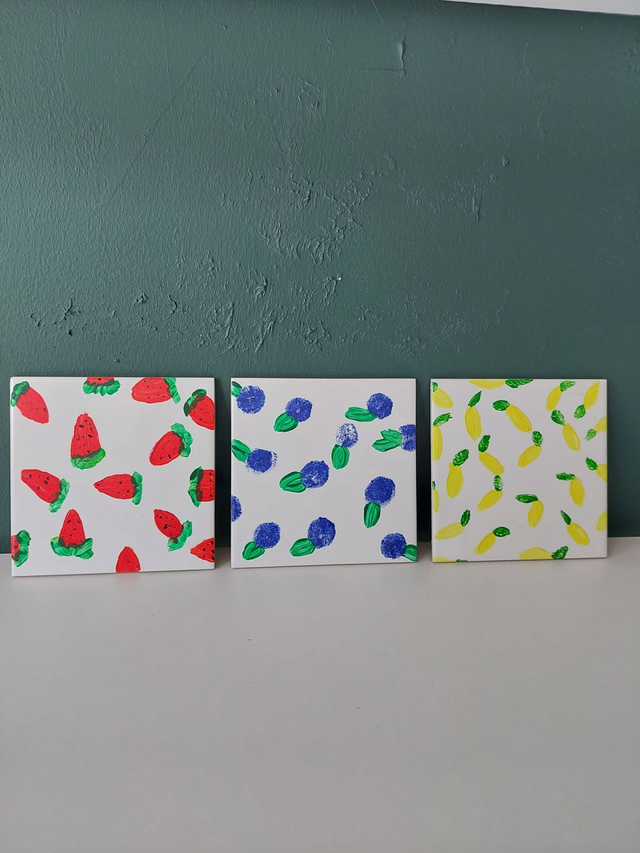 käsinmaalattu laatta pieni, mansikka, mustikka ja sitruuna