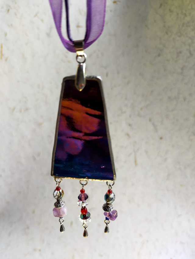 Pendentif en verre noir iridescent serti en Tiffany. Numéro 10