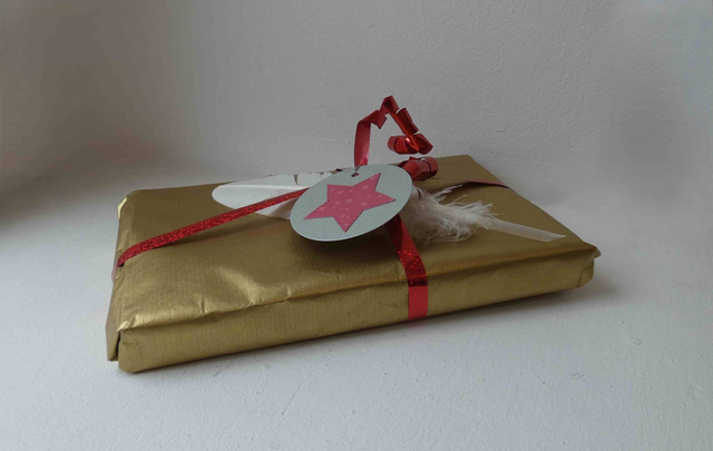 étiquettes cadeaux rondes argentées, rouges et dorées avec étoiles