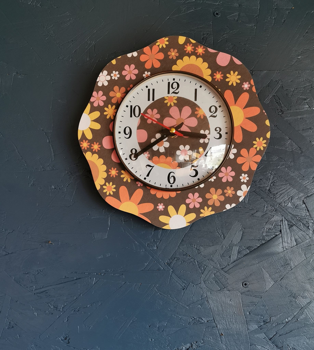 Horloge vintage pendule murale silencieuse fleur "Seventies"