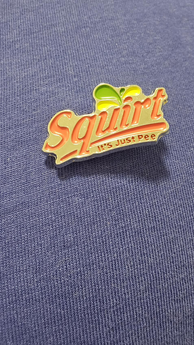 PIN’S " Mouiller c’est juste pisser" 