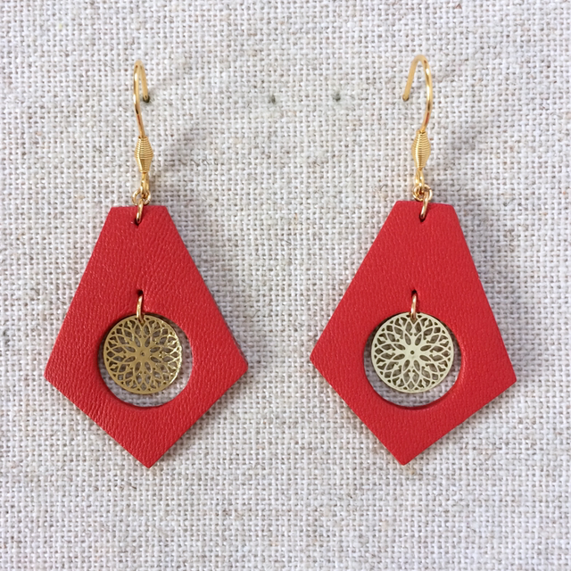 Boucles d’oreilles « Luth » dorées, cuir rouge coquelicot