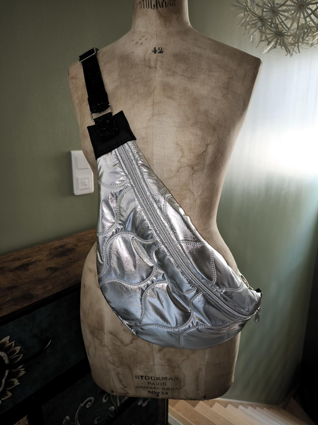 Sac banane matelassé argent et noi