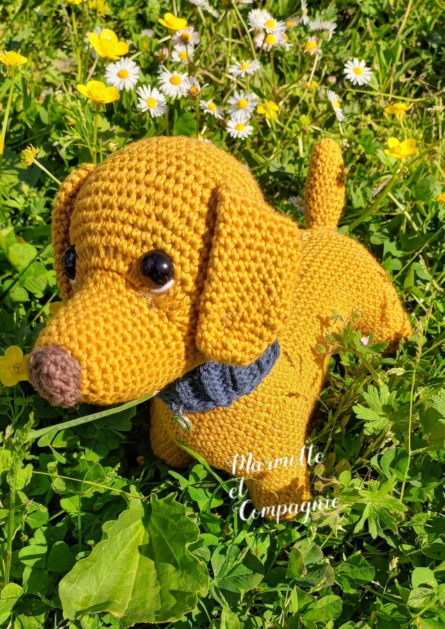 Axel le teckel au crochet fait mains
