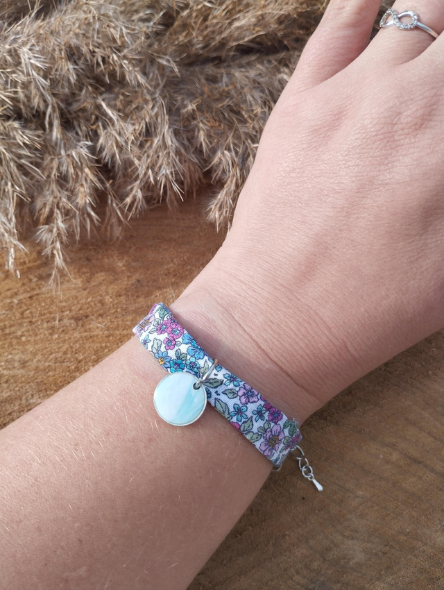 Bracelet fin en tissus avec médaille artisanale - motif liberty bleu