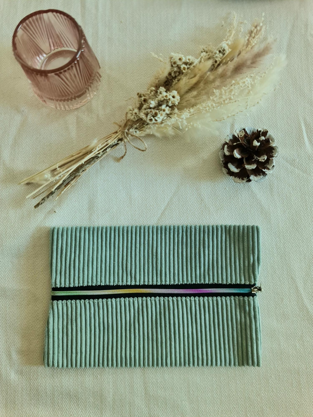Trousse plate longue vert d'eau