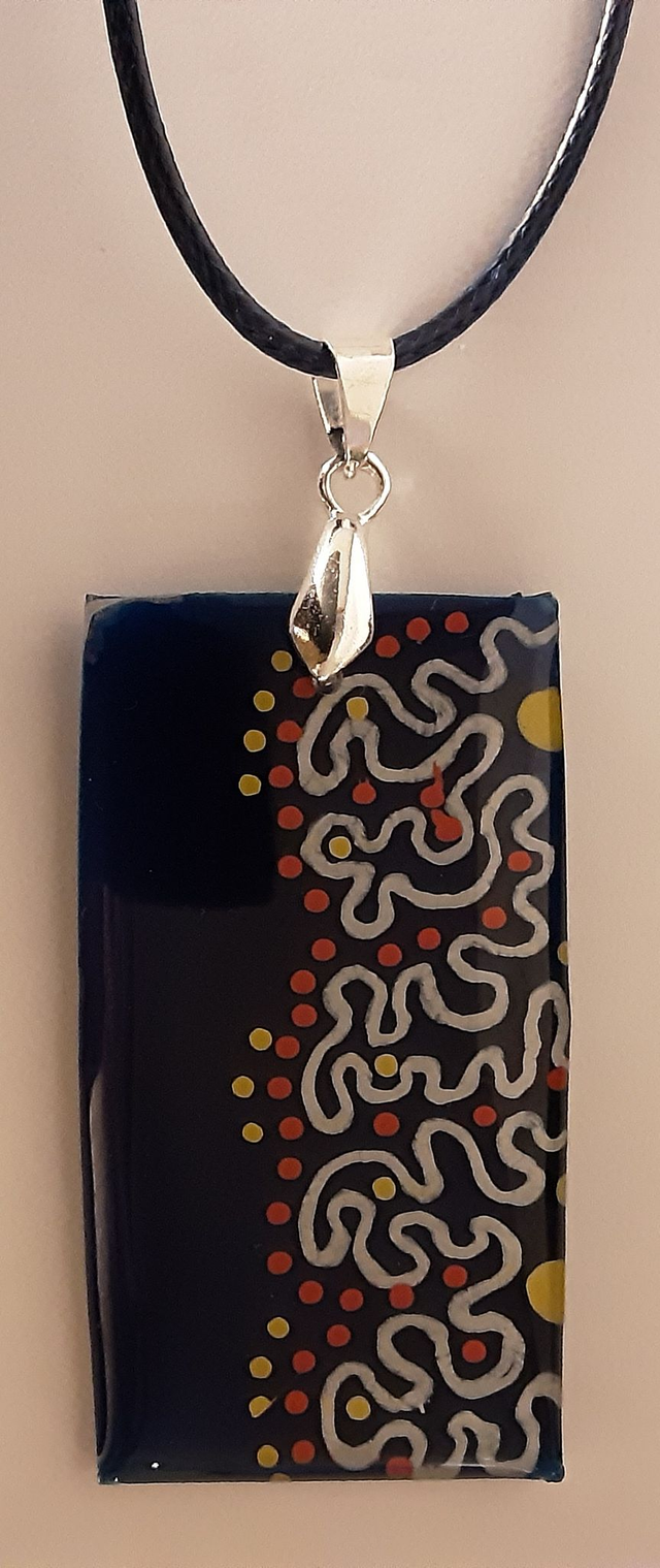 Pendentif rectangle moyen collection Maritime couleur bleu océan translucide effet de vague écume blanche ponctué de rouge et jaune