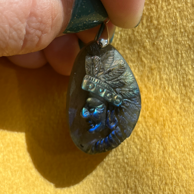 Pendentif en Labradorite Tête d’Indien et bélière argent