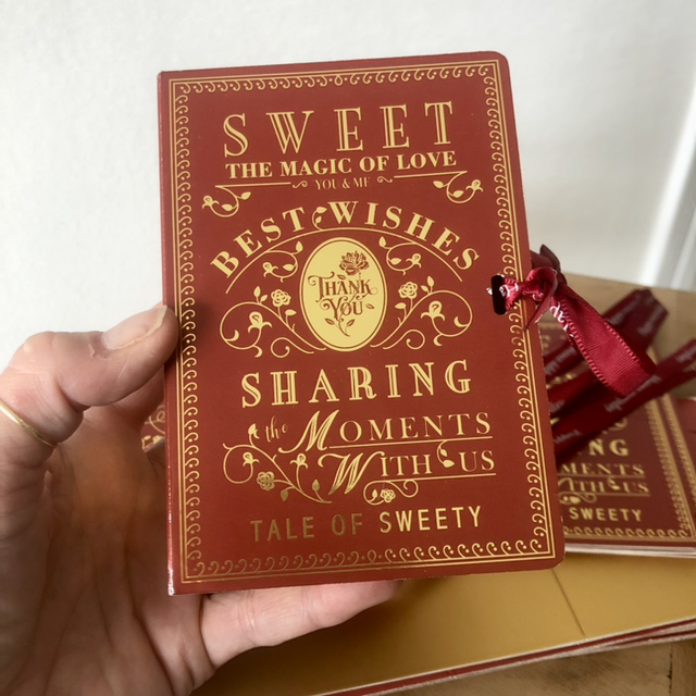 Boîte cadeau 🎁 en forme de livre rouge 